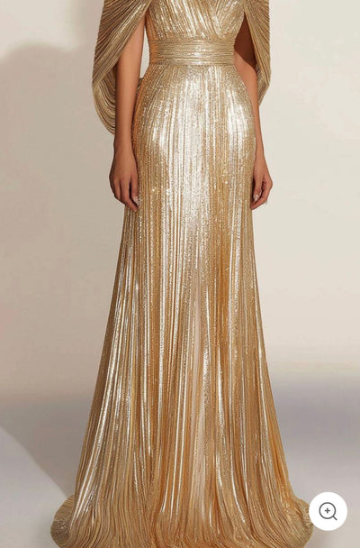 Aurélie | Goldenes plissiertes Abendkleid mit Cape