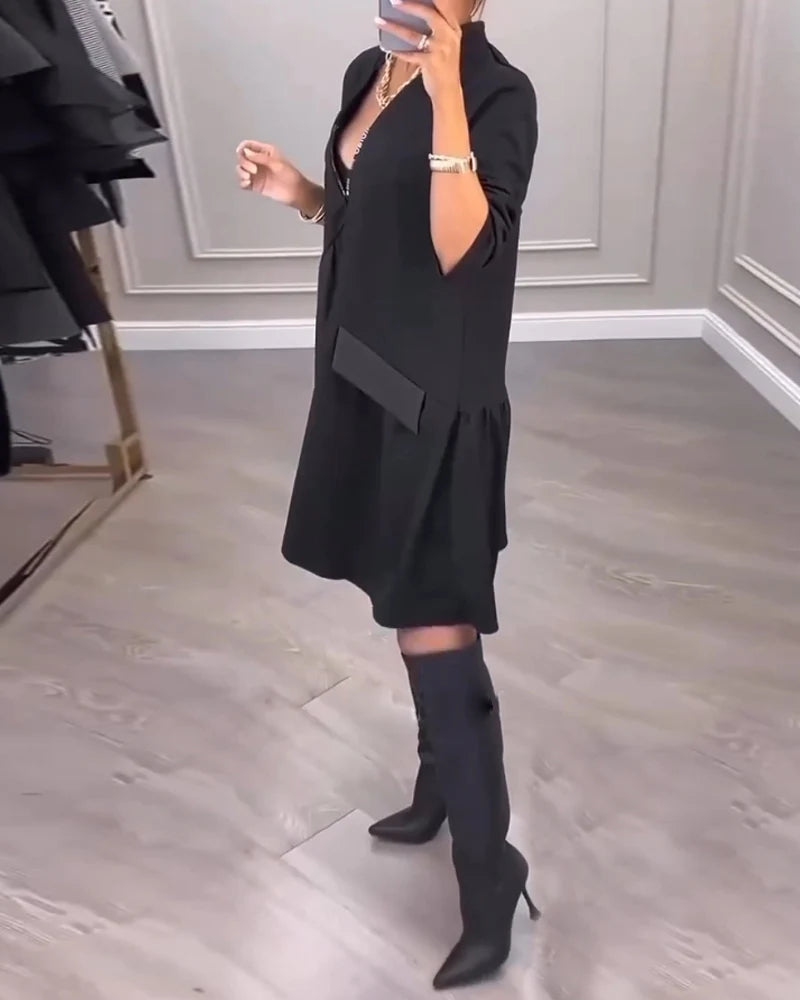 Dress with an artistic spirit and a V-shaped neckline