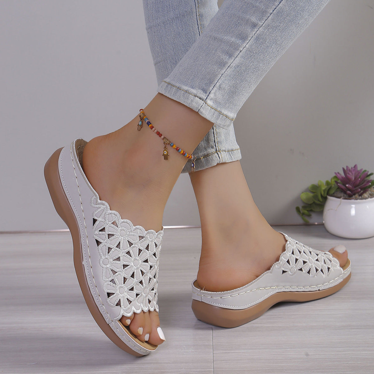 Bequeme Sommerschlappen mit Cut-Out-Design