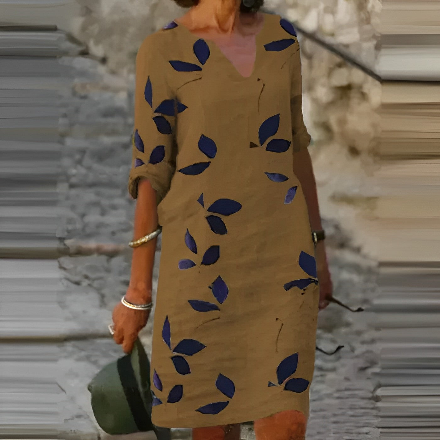 Britta | Schmeichelndes Sommerkleid mit Blätter-Print