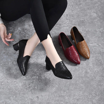 Pumps aus weichem Leder mit Stickerei