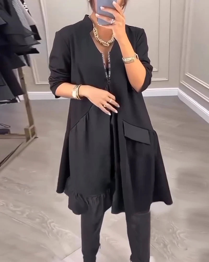 Dress with an artistic spirit and a V-shaped neckline