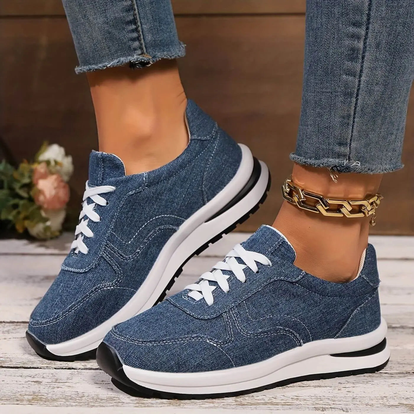 Stylische Sneaker im Denim-Look