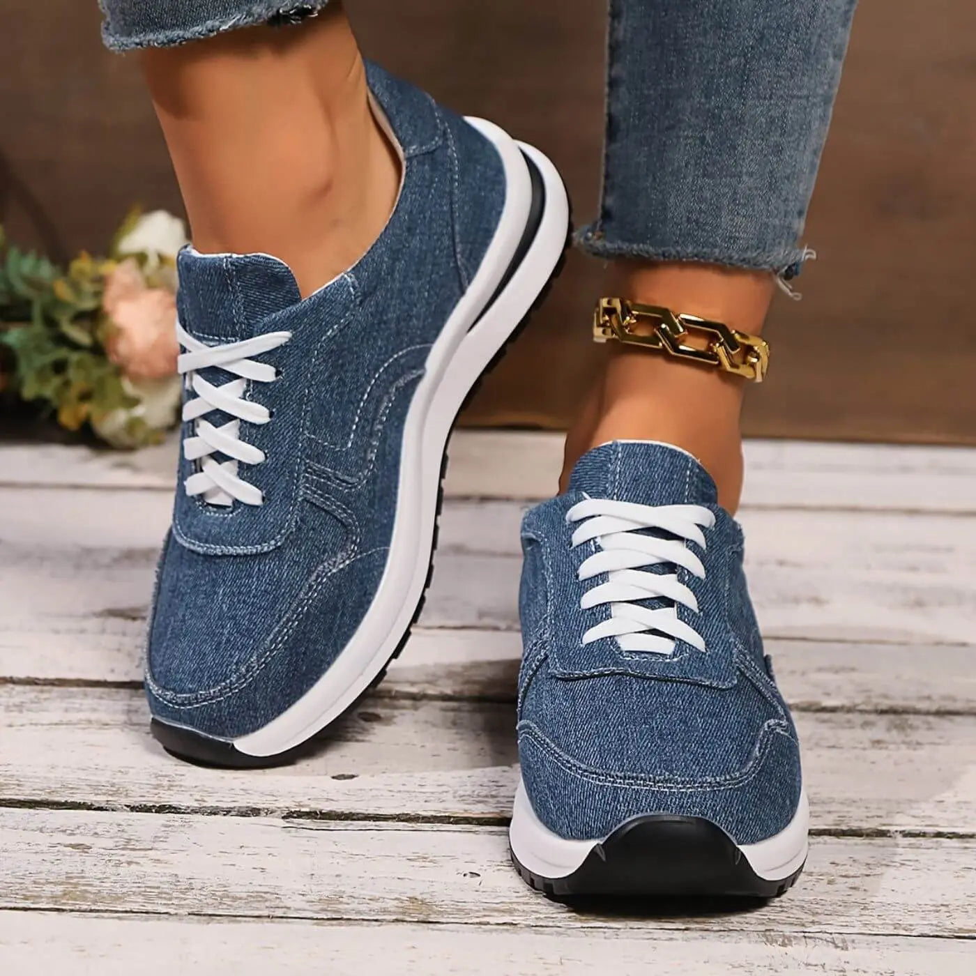 Stylische Sneaker im Denim-Look