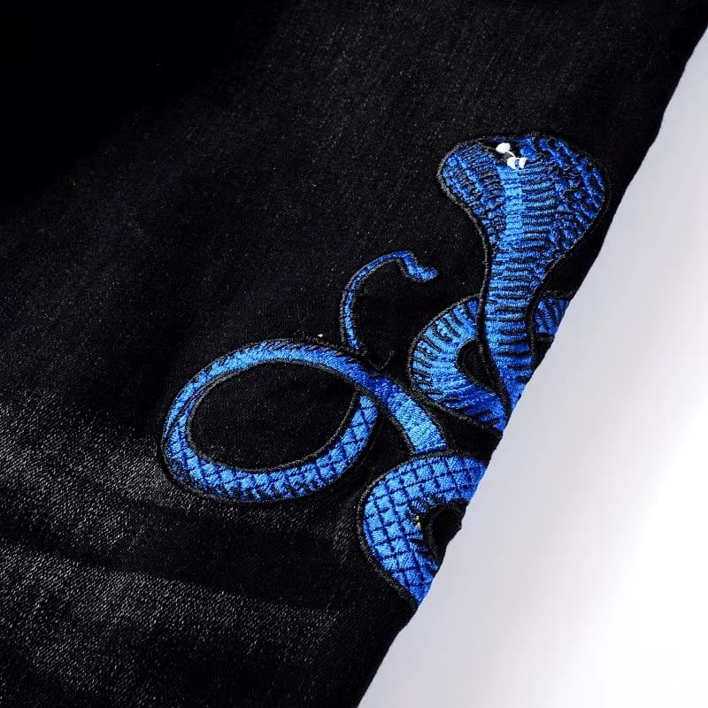 Jean noir délavé à broderie serpent