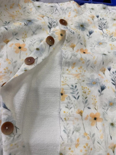 Bristal – Cozy Meadows – Strickjacke mit Blumenmuster und Knöpfen