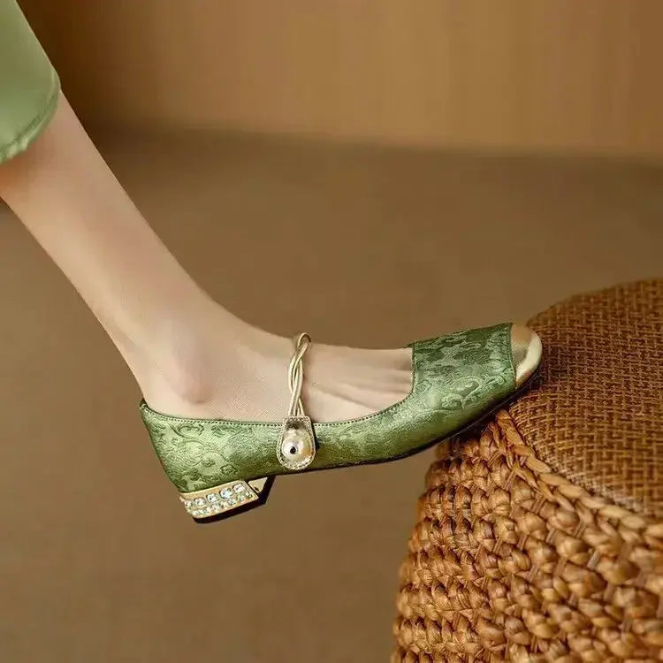 Elegante Ballerinas mit Riemchen und Perlendetail