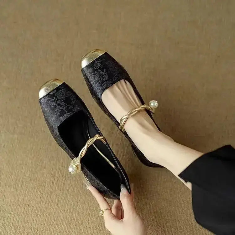 Elegante Ballerinas mit Riemchen und Perlendetail