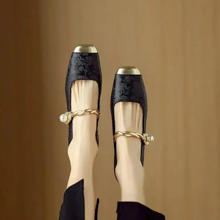 Elegante Ballerinas mit Riemchen und Perlendetail