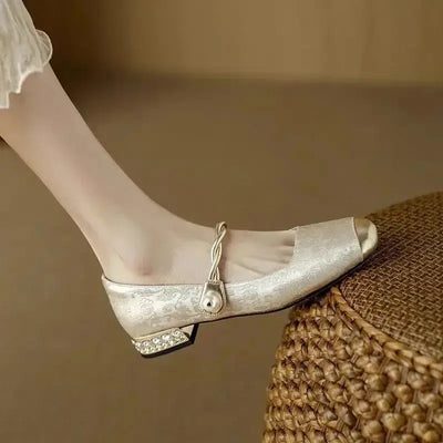 Elegante Ballerinas mit Riemchen und Perlendetail