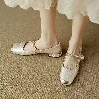 Elegante Ballerinas mit Riemchen und Perlendetail