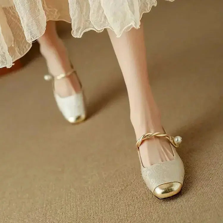 Elegante Ballerinas mit Riemchen und Perlendetail