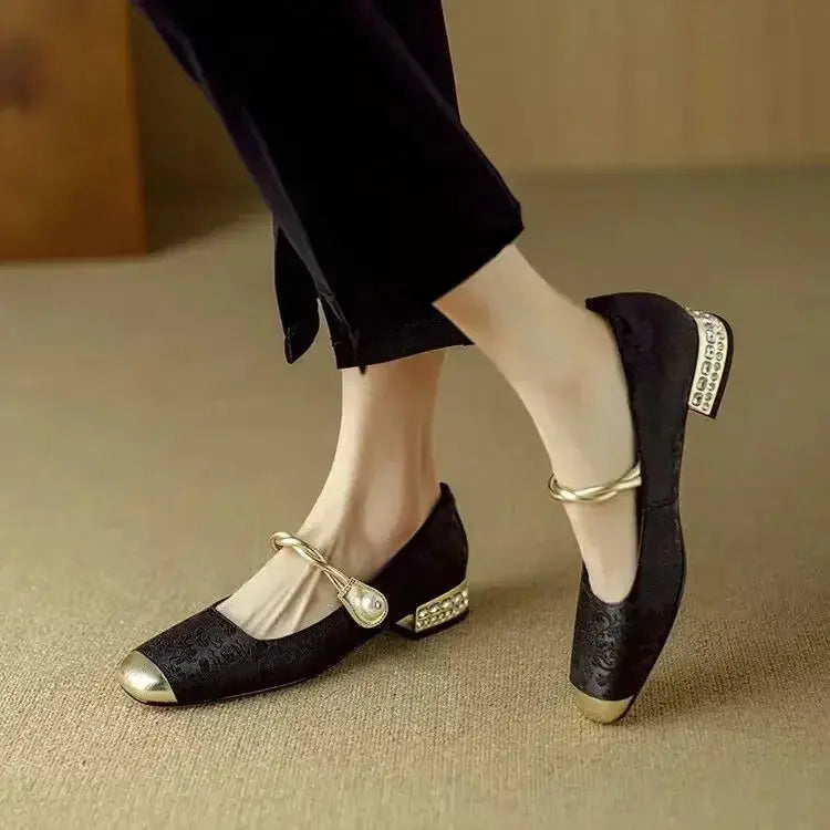 Elegante Ballerinas mit Riemchen und Perlendetail