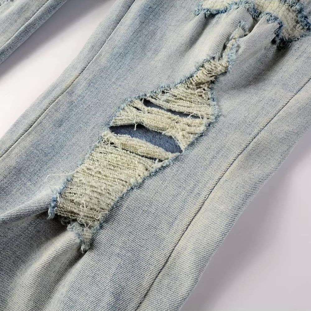 Hellblaue Distressed Jeans mit roter Schlangenstickerei