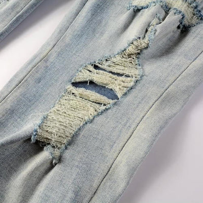 Hellblaue Distressed Jeans mit roter Schlangenstickerei