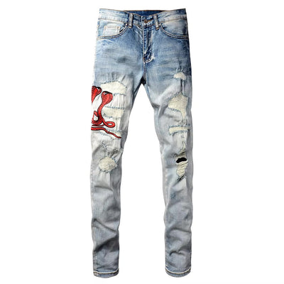 Hellblaue Distressed Jeans mit roter Schlangenstickerei