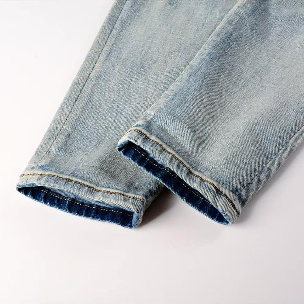 Hellblaue Distressed Jeans mit roter Schlangenstickerei