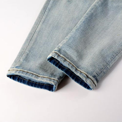 Hellblaue Distressed Jeans mit roter Schlangenstickerei