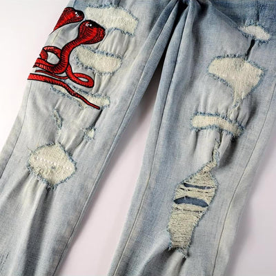 Hellblaue Distressed Jeans mit roter Schlangenstickerei