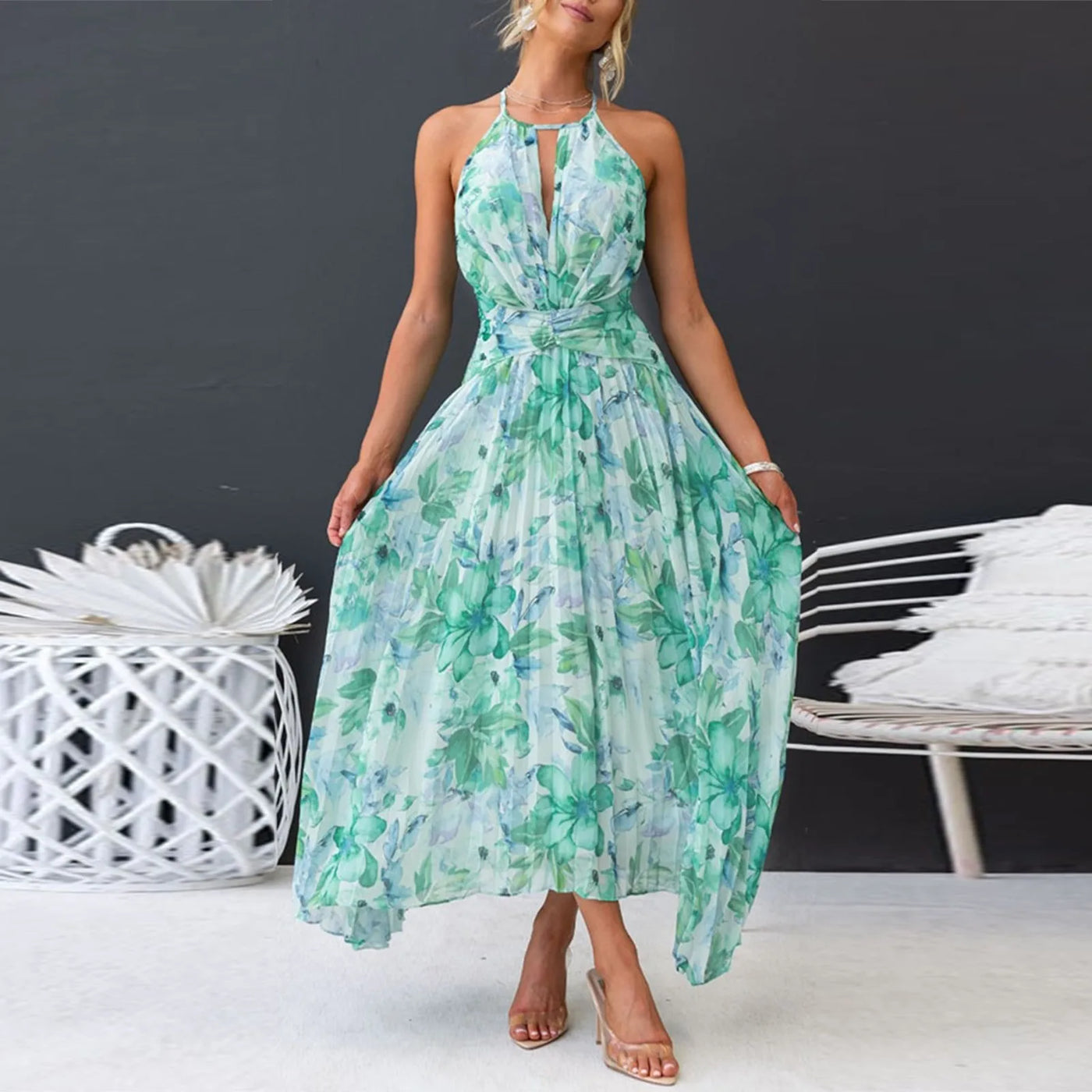 Claudia | Fließendes Neckholder-Kleid mit Blumenmuster