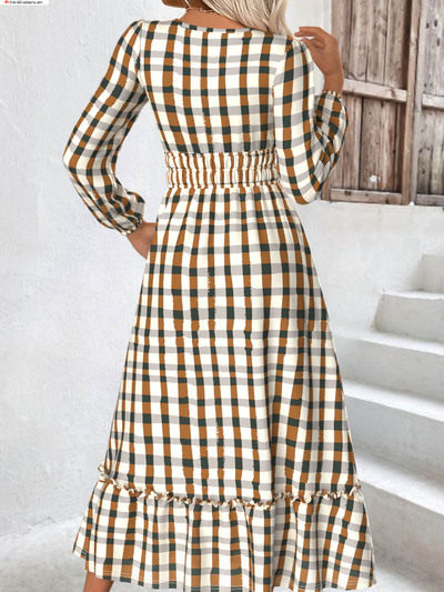Beige kariertes Kleid mit langen Ärmeln und geschlitztem Ausschnitt
