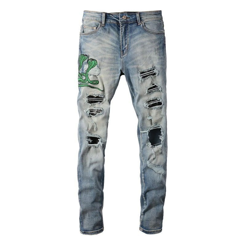 Hellblaue Distressed Jeans mit grüner Schlangenstickerei