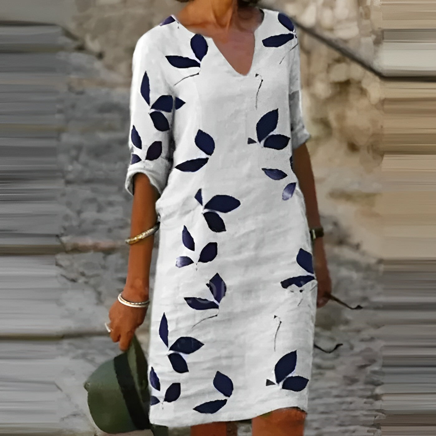 Britta | Schmeichelndes Sommerkleid mit Blätter-Print