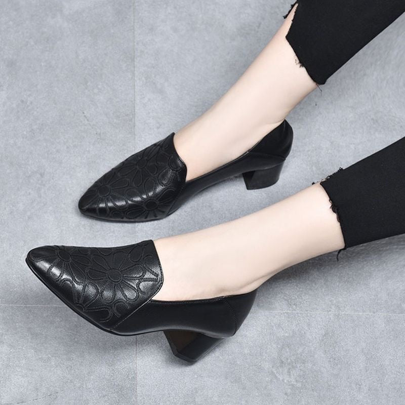 Pumps aus weichem Leder mit Stickerei