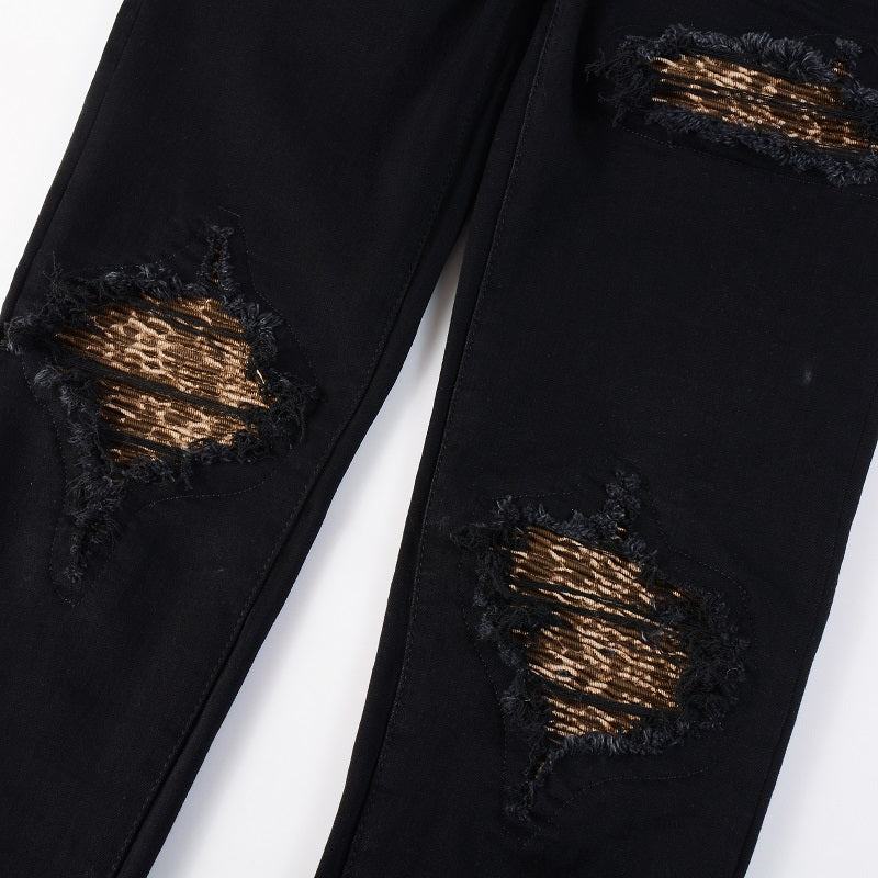 Schwarze Distressed Jeans mit goldenen Patch-Details
