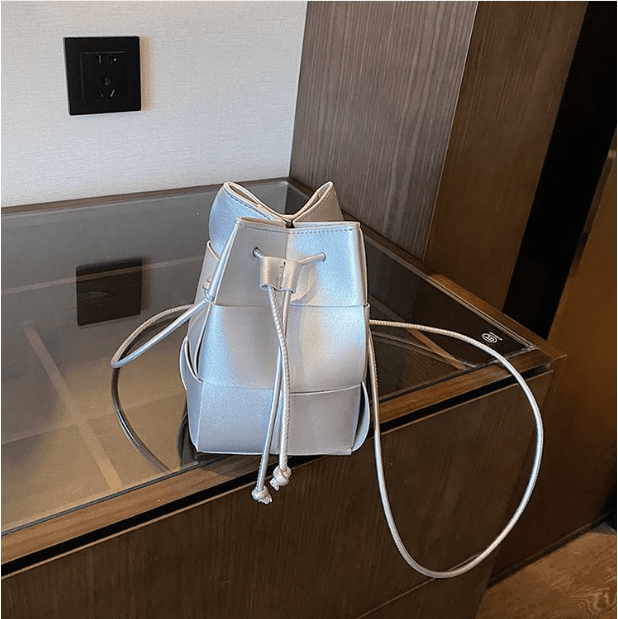 Tessara | Polierte Crossbody-Beuteltasche