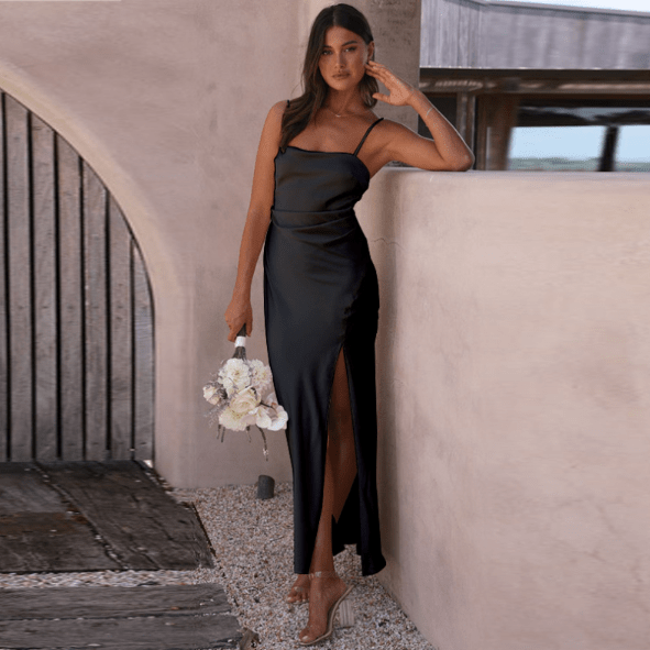 Aaliyah | Schmeichelndes Trägerkleid mit Oberschenkelschlitz