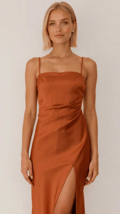 Aaliyah | Schmeichelndes Trägerkleid mit Oberschenkelschlitz