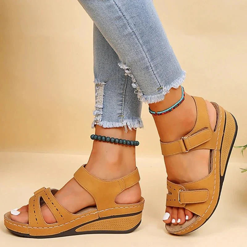 Miravea | Elegante Riemchensandalen mit Keilabsatz