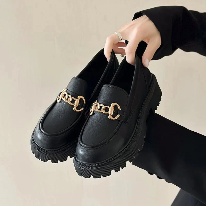 Galilea | Trendige Plateau-Loafer mit Ketten-Akzent
