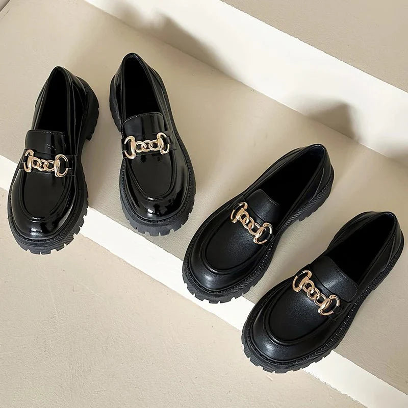 Galilea | Trendige Plateau-Loafer mit Ketten-Akzent