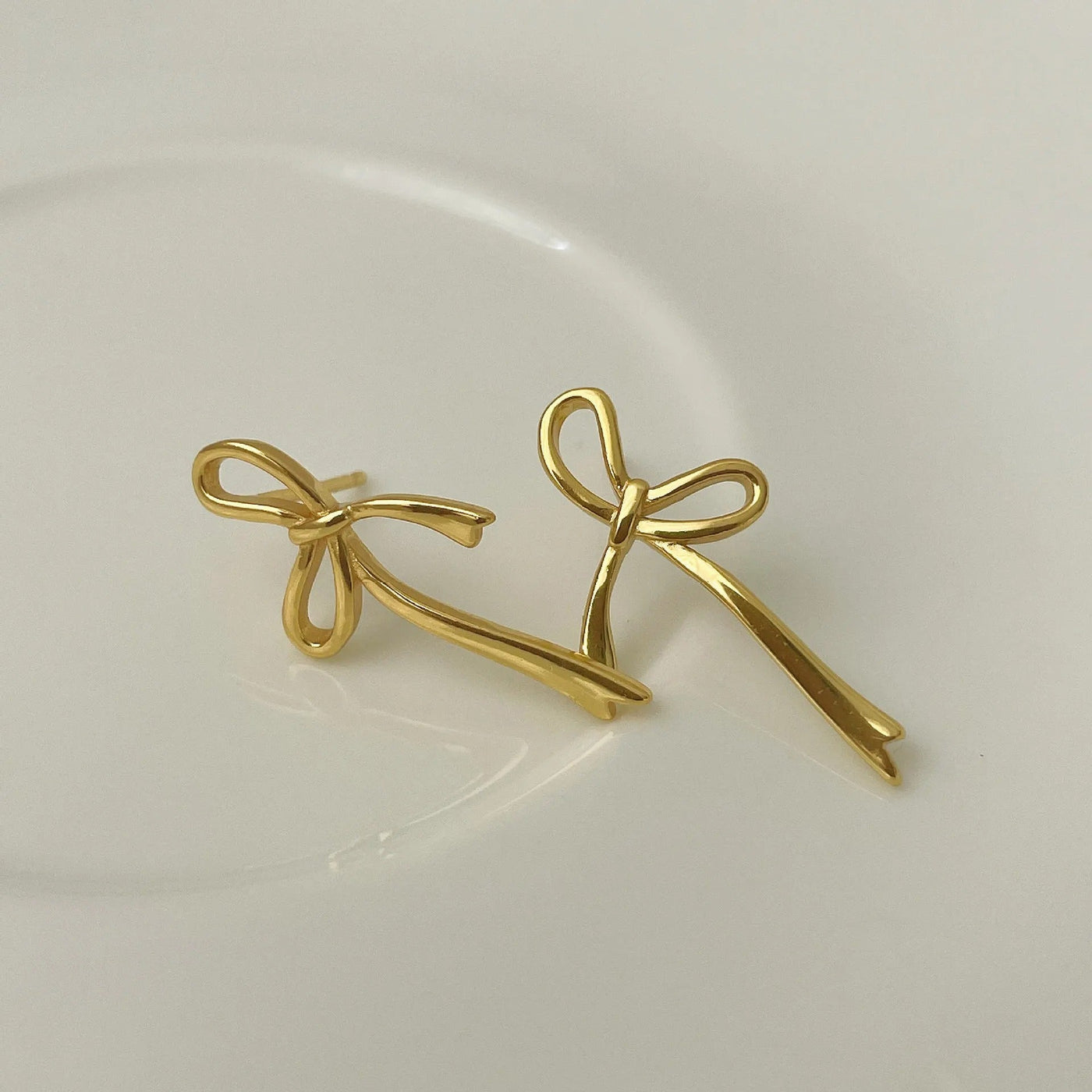 Merryn | Elegante, von Bändern inspirierte Ohrringe
