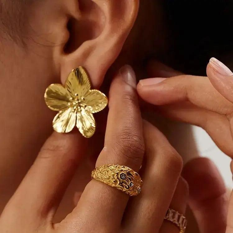 Uma | Elegante, blumeninspirierte Ohrhänger