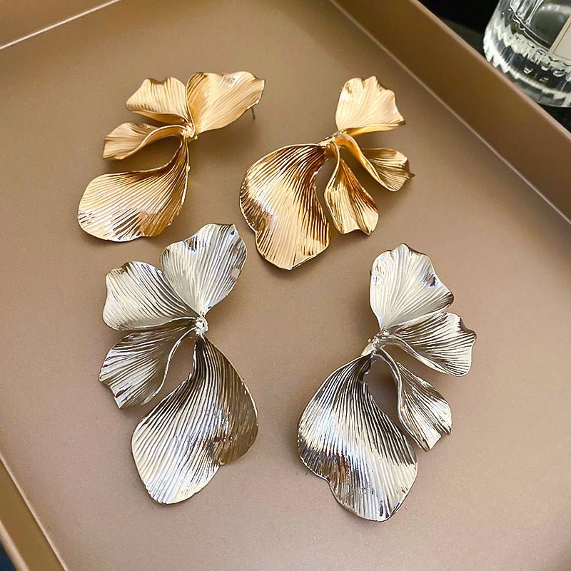 Elegante Statement-Ohrringe mit Blütenblättern