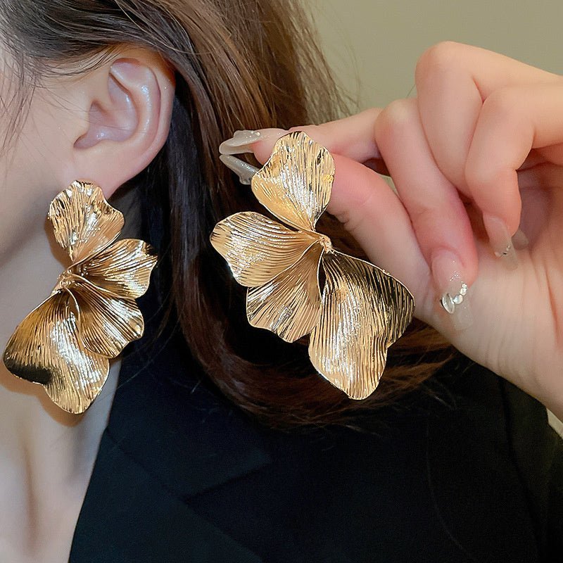 Elegante Statement-Ohrringe mit Blütenblättern