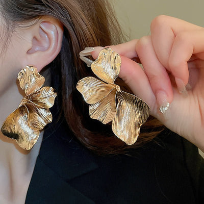 Elegante Statement-Ohrringe mit Blütenblättern