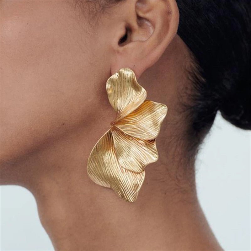 Elegante Statement-Ohrringe mit Blütenblättern