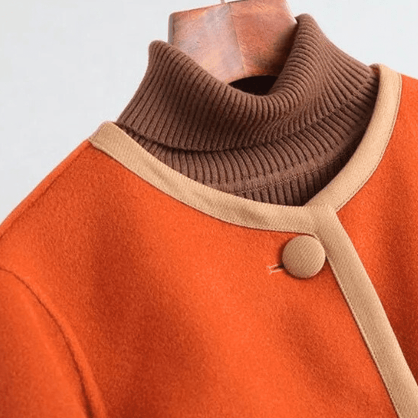 Chic Strickjacke mit Kontrastbesatz und Knöpfen