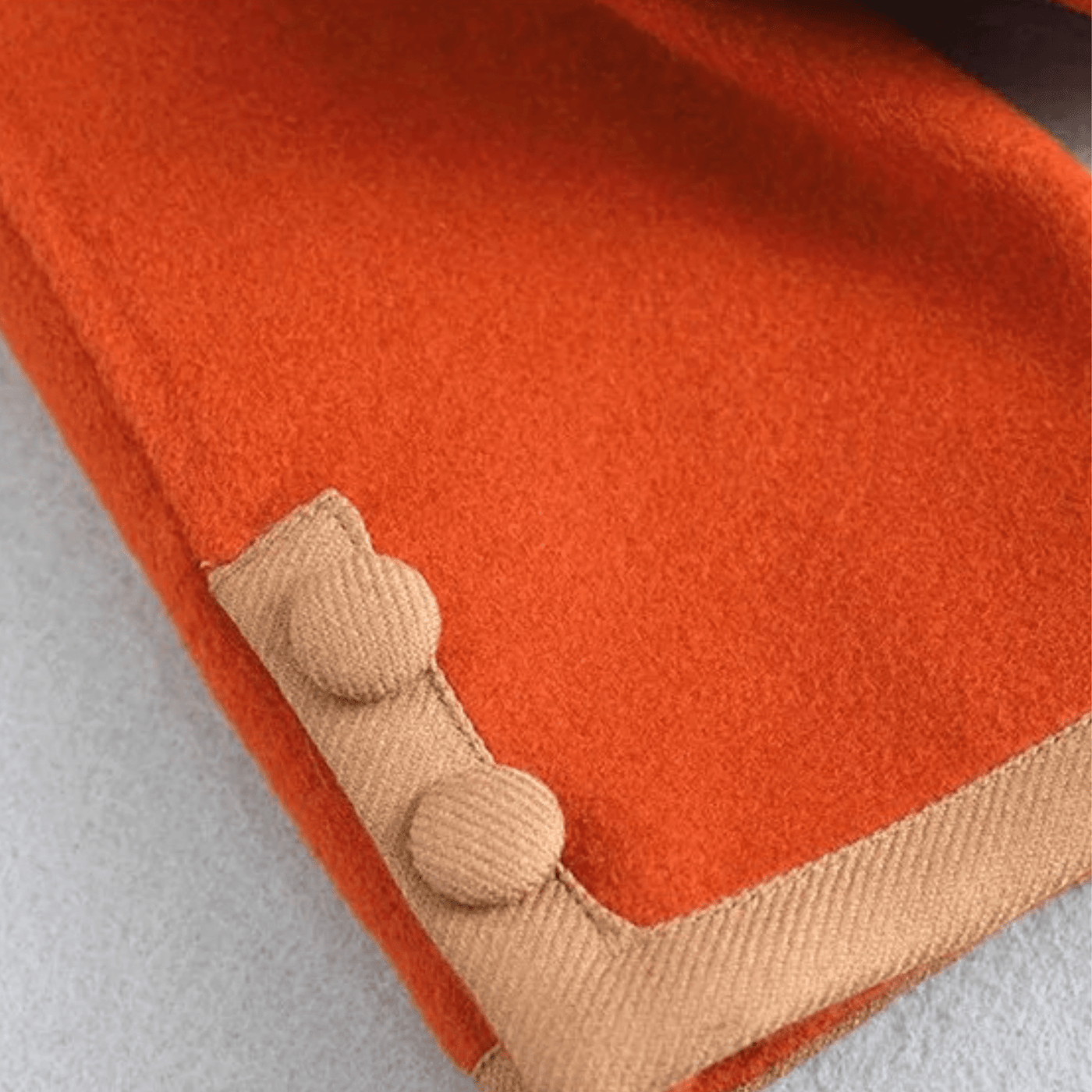 Chic Strickjacke mit Kontrastbesatz und Knöpfen